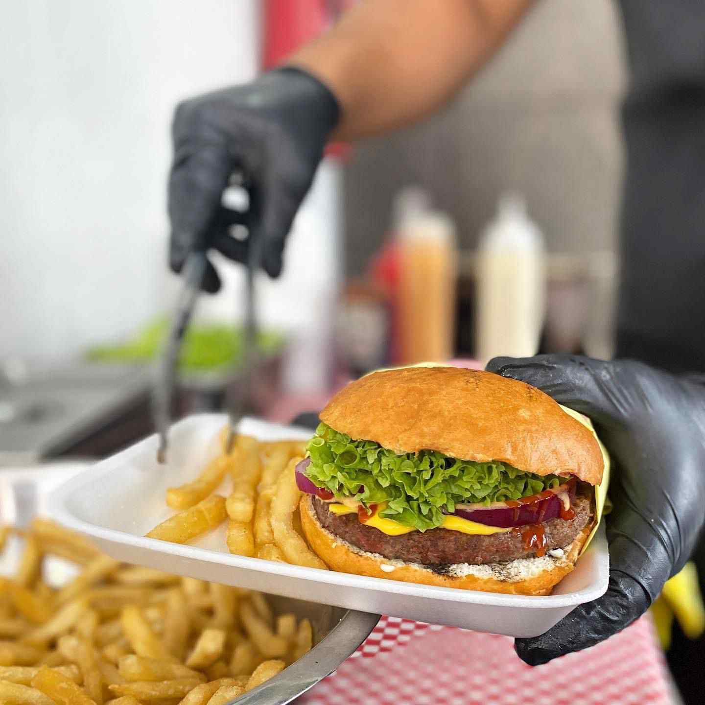 Jardin con alberca y area techada