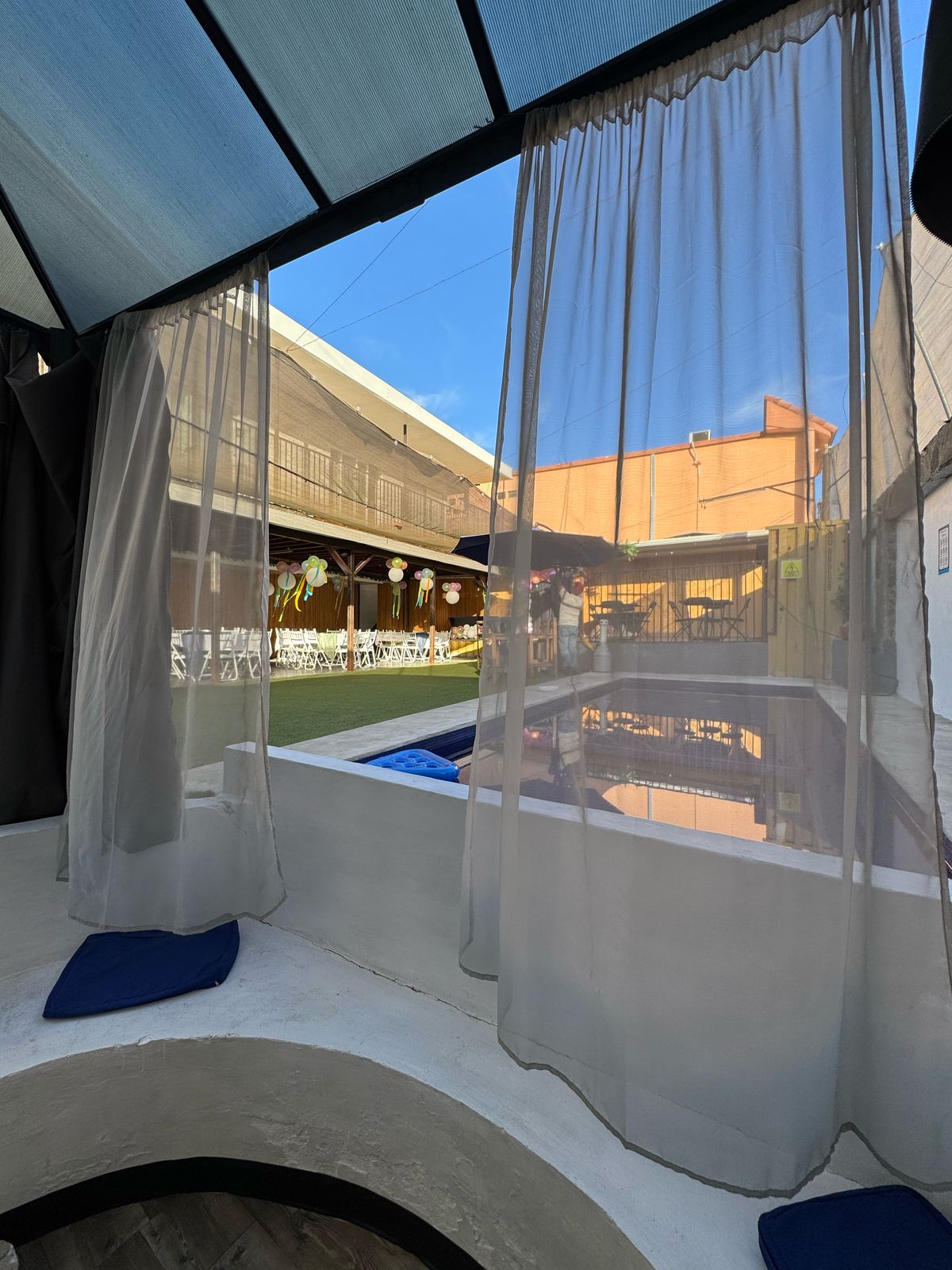 Jardin con alberca y area techada